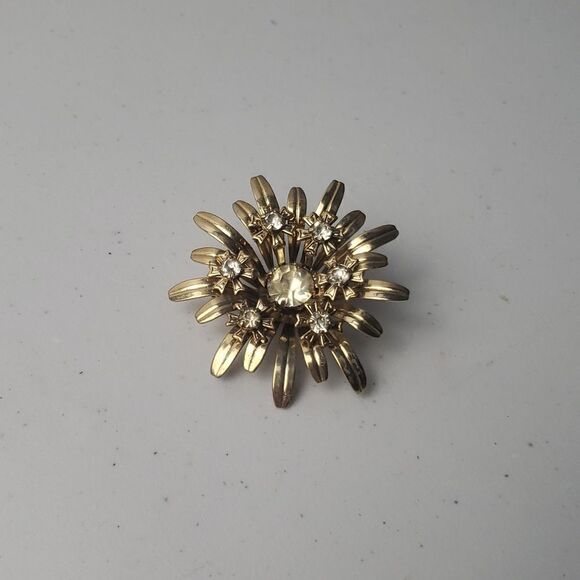 Vintage Flower Brooche   - Picture 1 of 6